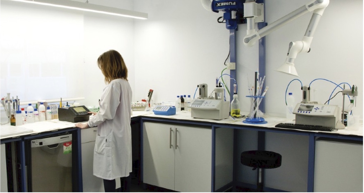 Laboratorio equipado de HANNA Instruments con instrumentos de análisis y personal técnico realizando mediciones